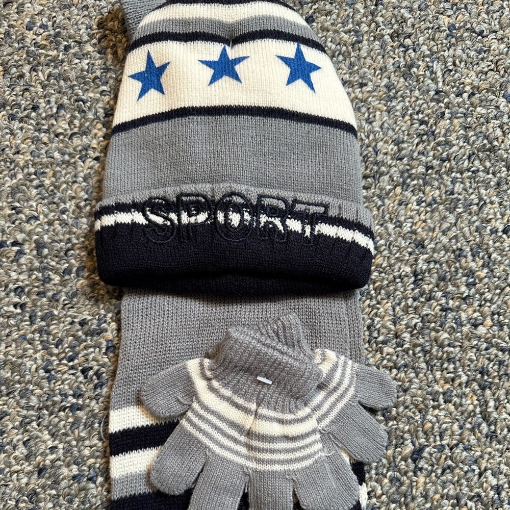 NWT: 3–6. Months hat set.